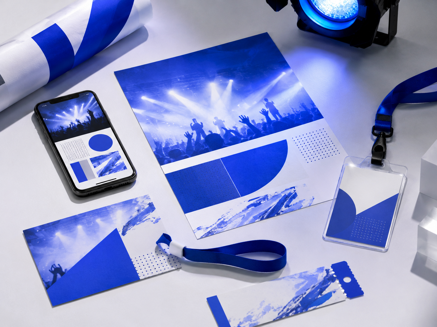 Strakke evenementenbranding op tafel in moderne FOREM-stijl