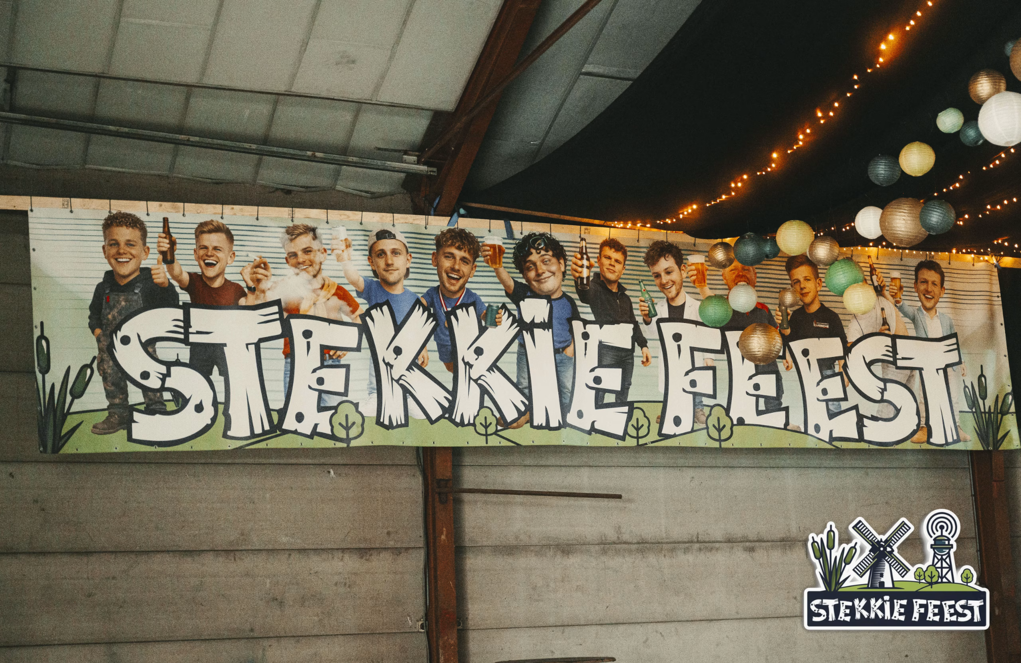 Foto van de Stekkiefeest-banner binnen op de locatie