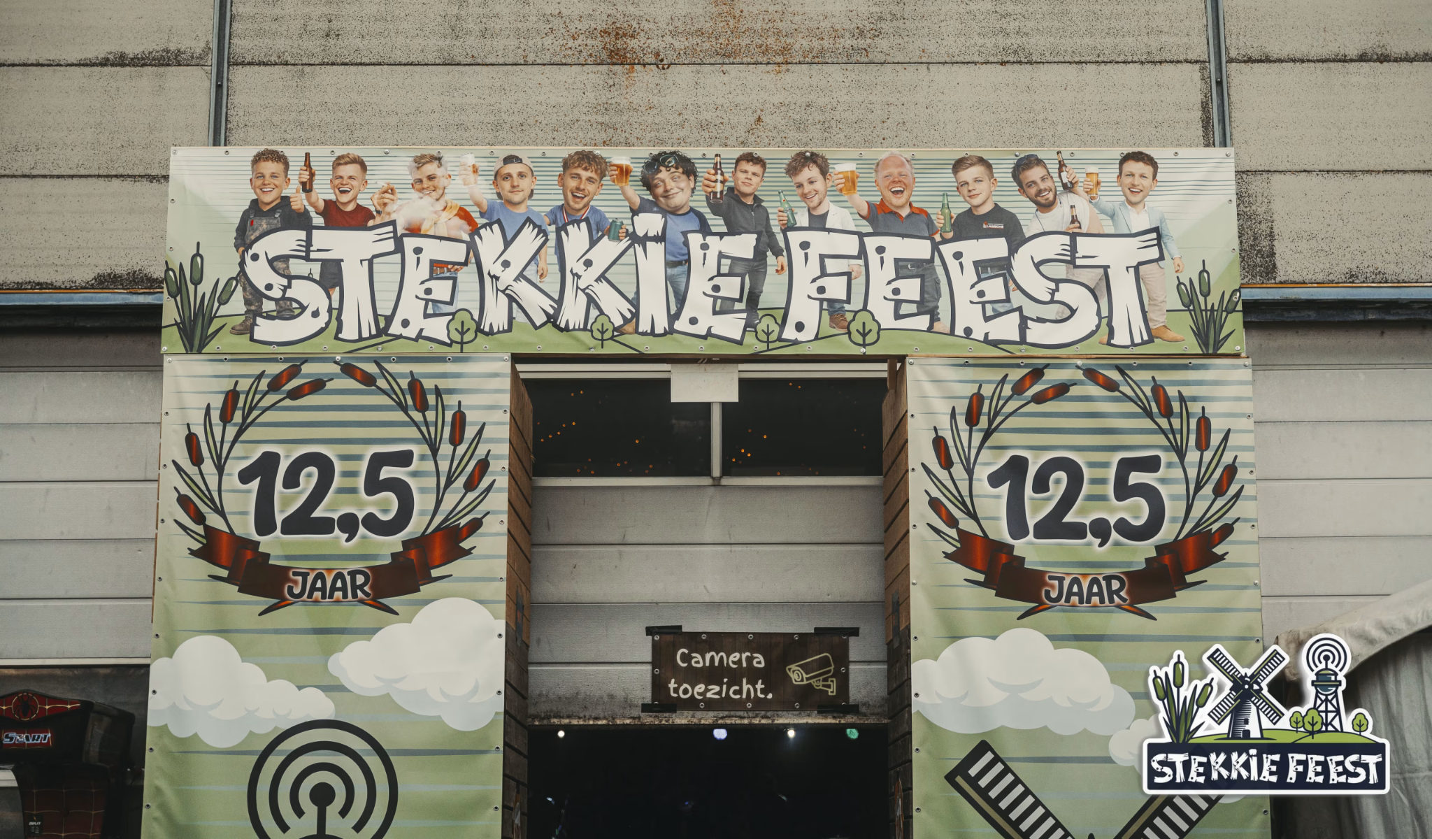 Foto van de Stekkiefeest-entree met de banner boven de ingang