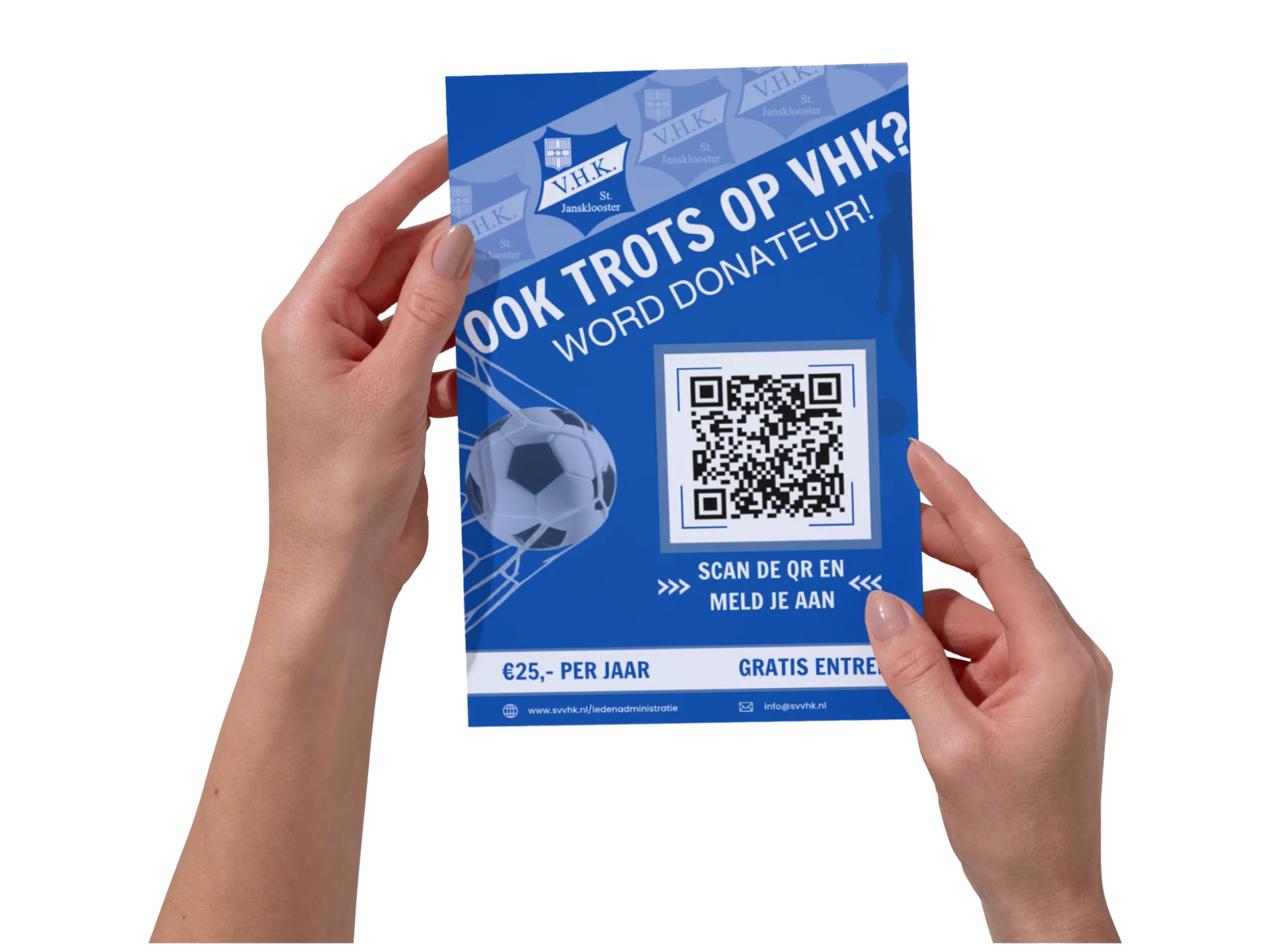 Mockup van de blauwe VHK-donateursflyer, vastgehouden in twee handen